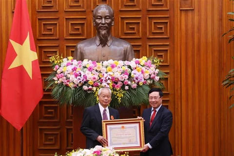 越南国家主席向中共中央对外联络部二局原局长黄群授予友谊勋章