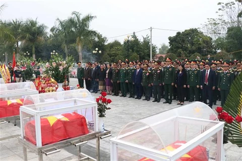 奠边省为在老牺牲的15具越南志愿军遗骸举行追悼会和安葬仪式