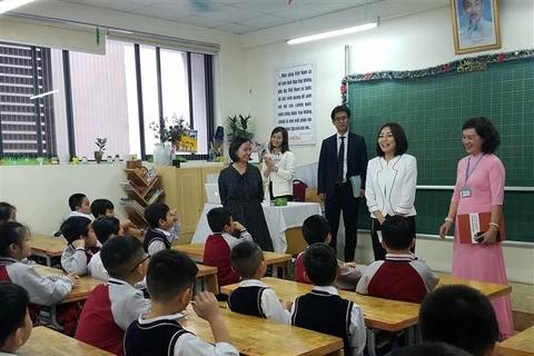 日本外务省大臣夫人探访河内朱文安小学