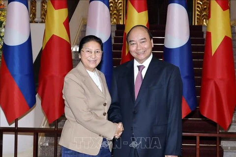 越南政府总理阮春福会见老挝国会主席巴尼·亚陶都