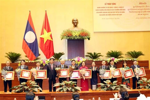 越南国会各集体和个人荣获老挝国家的勋章和徽章