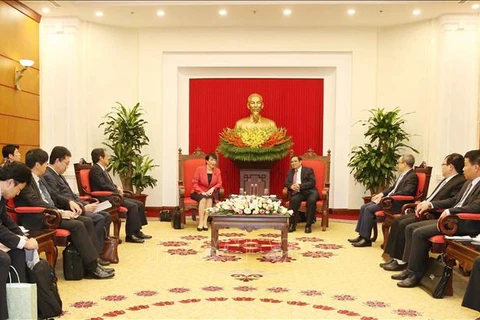 越共中央组织部部长范明正会见日本内阁总务大臣高市早苗