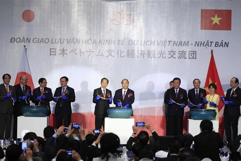 越南政府总理与日本自由民主党秘书长出席越日文化交流晚会