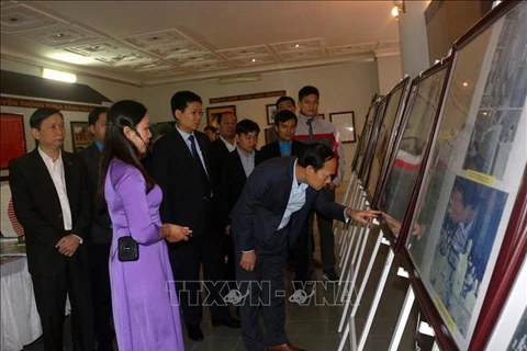 庆祝越南共产党建党90周年的展览会举行