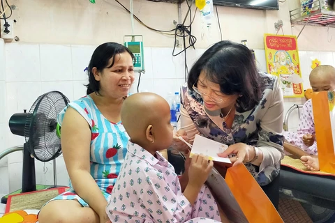 越南国家领导人春节走访慰问癌症患者和贫困劳动者