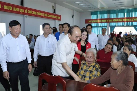 政府总理阮春福出席永隆省“团圆之春”活动