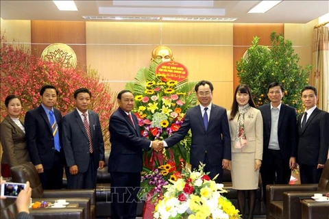 老挝华潘省领导向越南太原省领导和人民致以新春祝福