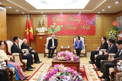 中央民运部部长张氏梅会见越南天主教团结委员会代表团