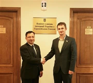 越南驻乌克兰大使馆与乌克兰-越南友好议员小组加强合作