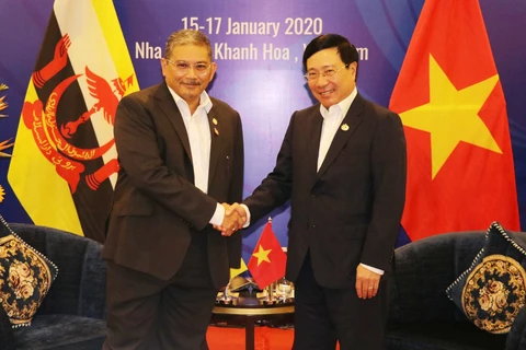 越南政府副总理兼外长范平明会见文莱外交部第二部长艾瑞万