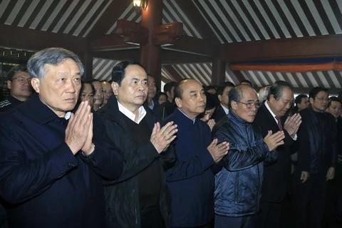 阮春福总理同党、国家领导人上香缅怀胡志明主席的伟大功劳