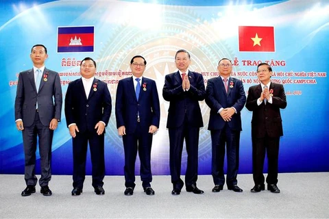 越南公安部高级代表团同柬埔寨王国内政部举行会谈