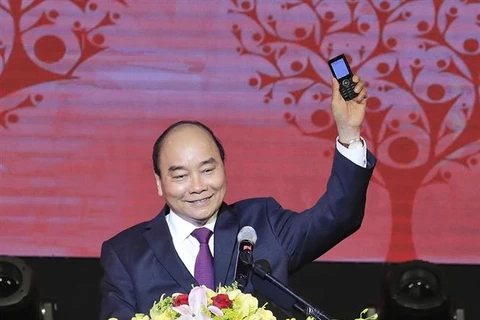 政府总理阮春福参加发短信为穷人捐款活动