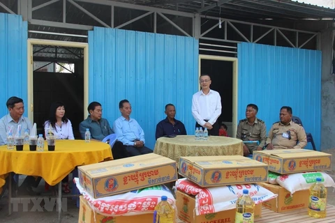 越南驻柬埔寨大使馆助力越裔柬埔寨受灾户搬进新房过佳节