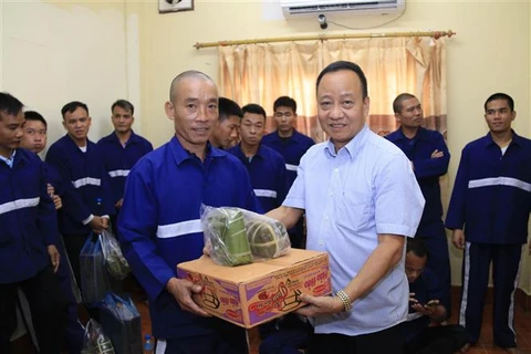 越南驻老挝大使馆向被刑拘和服刑期间的越南籍犯罪嫌疑人及犯人赠送春节礼物
