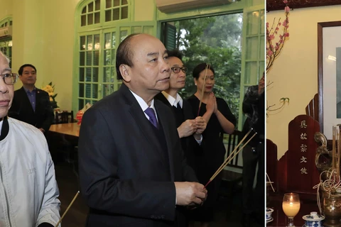 越南政府总理阮春福为已故党和国家领导人上香