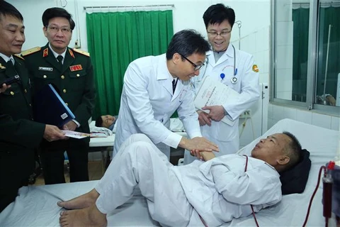 越南政府副总理武德儋向病人赠送春节礼物