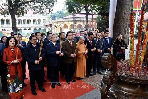 越南党和国家领导来到升龙皇城上香并参加新春植树活动