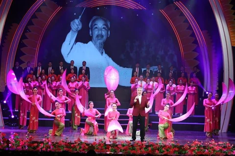 越南共产党建党90周年：“献给党之春天”的特殊艺术晚会在河内隆重举行