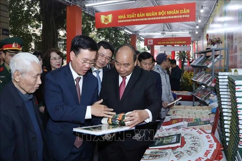 阮春福总理参观越南共产党建党90周年专题图书展