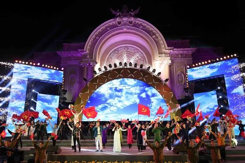 胡志明市举行特别文艺晚会 庆祝越南共产党成立90周年