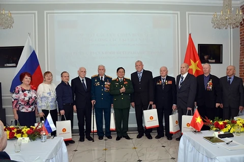 越南国防部部长吴春历会见俄罗斯退伍军人代表团