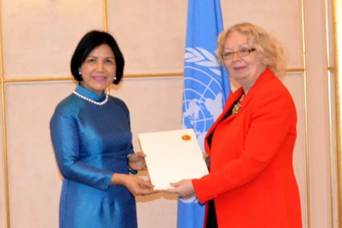 越南常驻日内瓦代表黎氏雪梅大使向联合国日内瓦办事处总干事递交国书