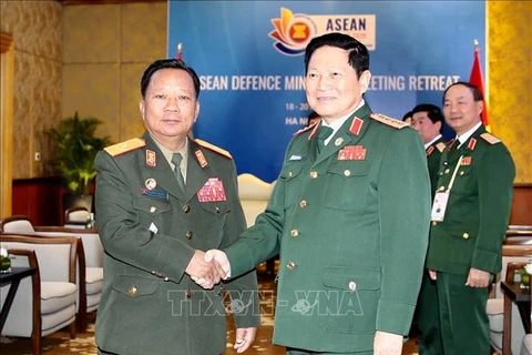 2020东盟轮值主席年：越南国防部长吴春历与老挝国防部长占沙蒙•占雅拉举行会晤