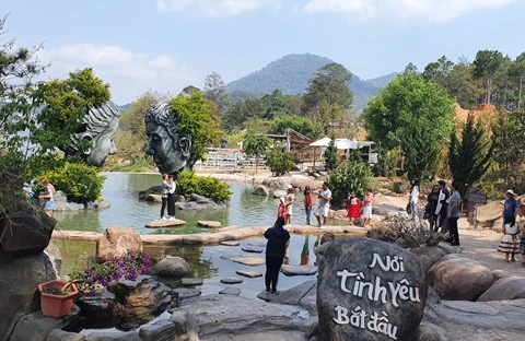林同省大叻雕刻地道就泰国游客与越南游客发生摩擦一事道歉