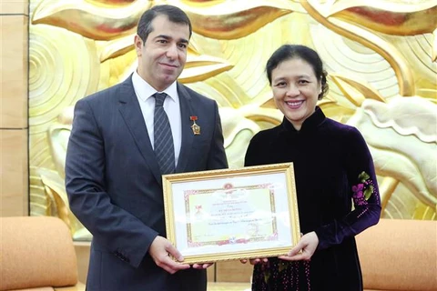 越南向阿塞拜疆驻越南大使颁授“致力于各民族和平友谊”的纪念章