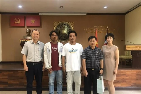 越南驻泰国大使馆接收海上获救的两名越南渔民