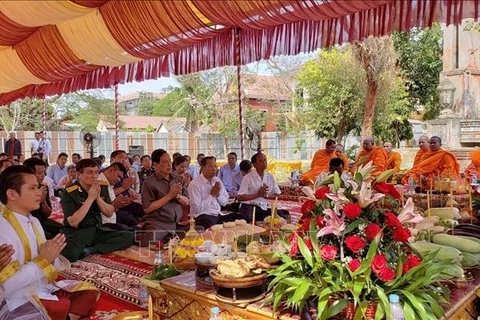 设在柬埔寨磅士卑省的越柬友谊纪念碑动工兴建