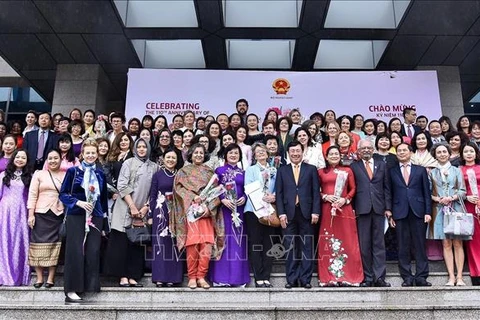 越南在三八国际妇女节来临之际举行了外交代表团见面会