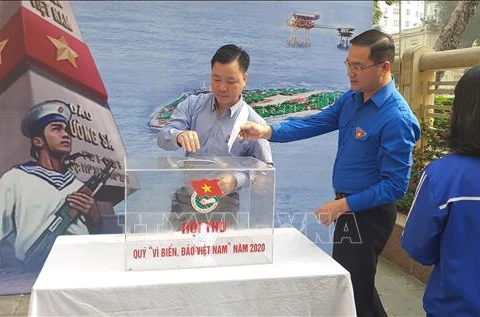 首都河内青年向越南海洋岛屿基金会捐款