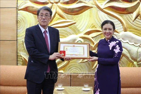 越南向日本驻越大使梅田邦夫授予“致力于各民族和平友谊”纪念章