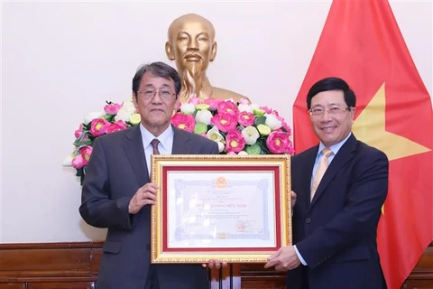  越南政府副总理兼外长范平明向日本驻越大使授予友谊勋章