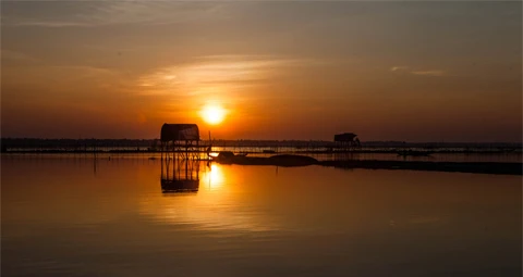 沉浸在三江泻湖黎明的美丽中 了解渔民的生活