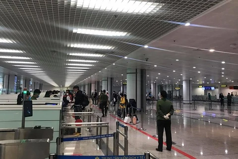 新冠肺炎疫情：自3月26日0时起暂停将国外返回的越南公民运往内排机场