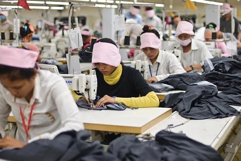 柬埔寨多家纺织厂暂时停工 3万名纺织工人面临财务困难