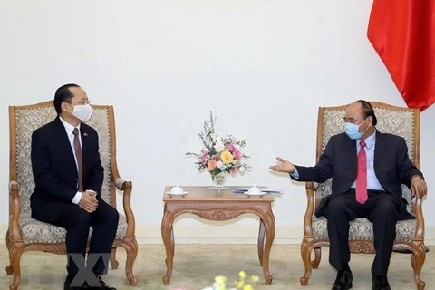 越南政府总理阮春福会见柬埔寨驻越大使Chay Navuth