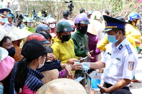 越南海警察司令部向朔庄省干旱和海水入侵灾民捐赠生活用水和医用口罩