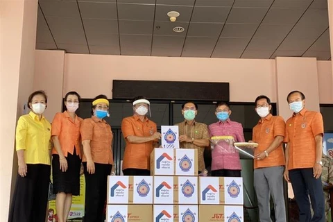 旅居泰国乌隆府越南人为当地政府提供防疫物资