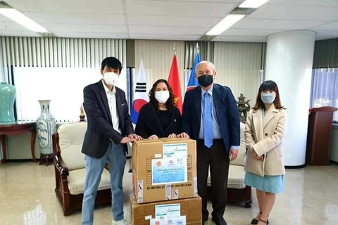 越韩企业家为旅韩越南人捐赠口罩