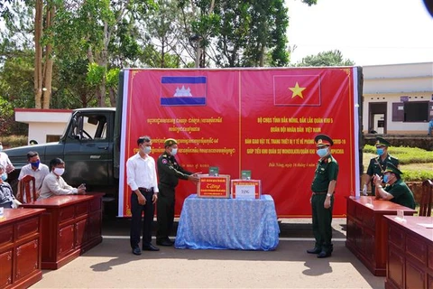 越南得农省为柬埔寨蒙多基里省提供防疫物资