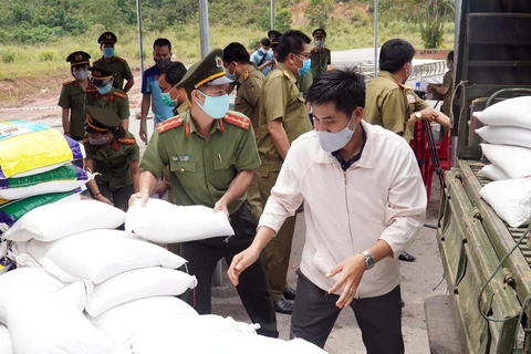 承天顺化省向老挝捐赠医疗物资和必需品