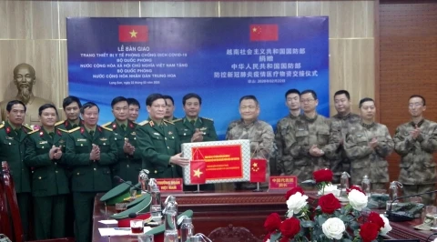 越南国防部向部分国家军队捐赠总值为近190亿越盾的医疗物资援