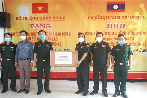 国防部第四军区司令部向老挝人民军队捐赠防疫医疗物资
