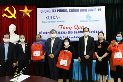 韩国国际合作机构向越南妇女联合会捐赠防疫物资