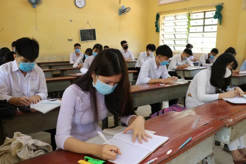 越南全国多地学生开始重返校园 河内市初中以上学生5月4日起返校