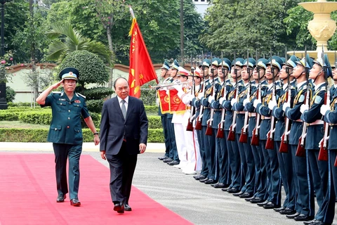 政府总理阮春福走访越南防空空军军种司令部